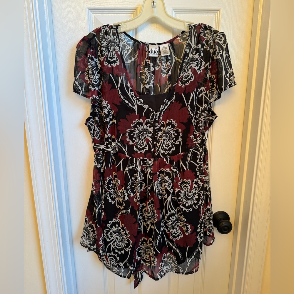 duo Maternity short sleeve v-neck blouse w/ camisole. 1X. Red/black floral print